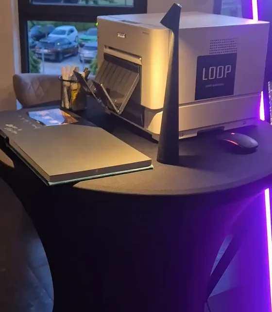 LOOP printer za trenutni ispis fotografija pokraj mirror photobootha