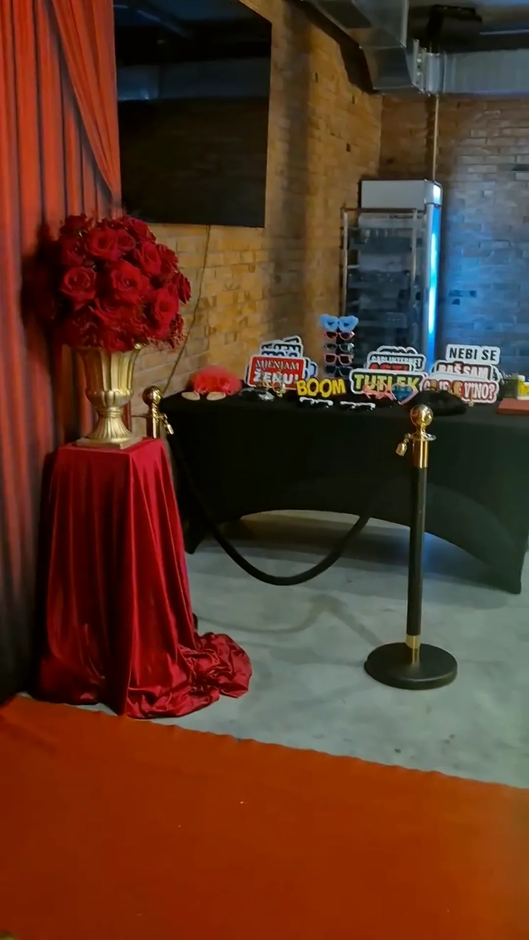 Mirror photobooth s osvijetljenim rubom ogledala i prstenastim svjetlom, postavljen na crvenom tepihu